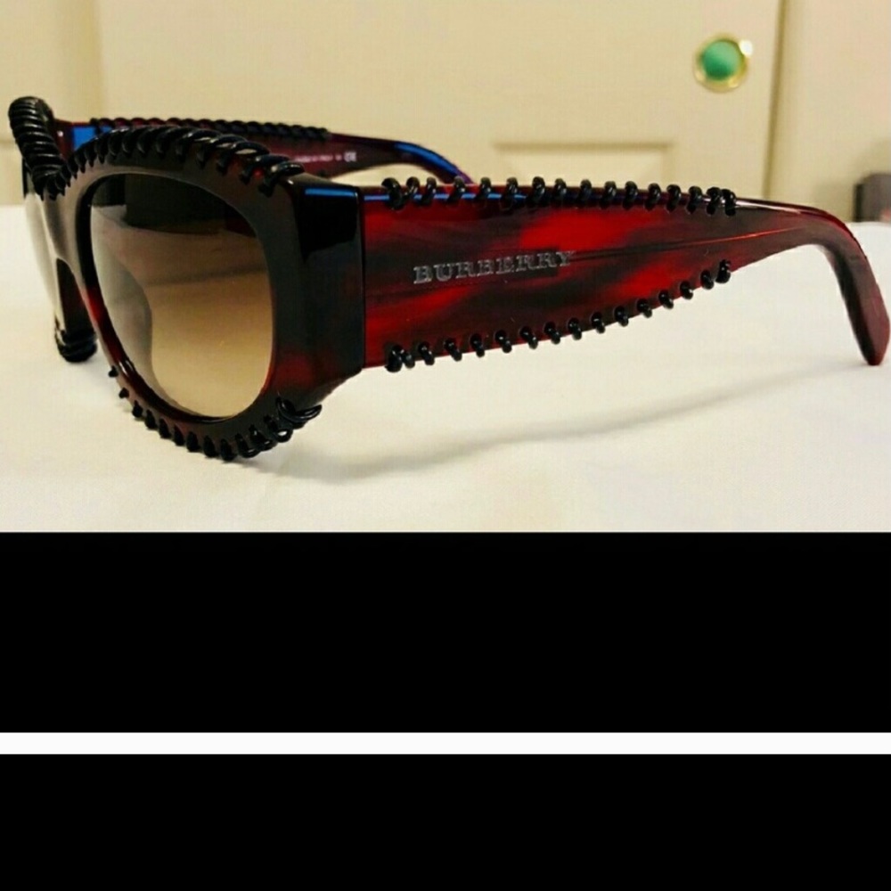 BURBERRY LIKE NEW RARE SUNNIES!